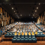 周末午後齊聚一堂，來(lái)到「新業(yè)FUN映所」共享休閒時(shí)光，與家人、好友共築美好回憶。