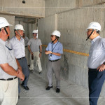 由新業(yè)建設(shè)創(chuàng)辦人 穆椿松先生(右一)與新業(yè)建設(shè) 卓勝隆董事長(zhǎng)(右二)偕同建築師與工程師，樓層的巡視與檢討，時(shí)刻以住宅為念。