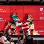 影窗中，戲偶躍然而上，跟著＃傳承百年 工藝師傅，看皮影聽(tīng)故事，藉燈取影，述說(shuō)代代相傳故事。