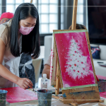 鮮豔的紅色底色搭配純白的聖誕樹，就像代表著感恩與希望，在聖誕節(jié)前夕，傳遞愛與期望。