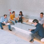 迎賓大廳的「都市版洞穴屋」！隱身在現(xiàn)代建築中，時(shí)尚簡(jiǎn)約的設(shè)計(jì)感，暈黃的打光效果，與石材磨面相互輝映，相當(dāng)新奇！