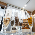 閉上眼，深呼吸，各類藥材氣味交織，彷彿置身大自然中，細(xì)細(xì)品味，讓身心喘口氣。