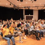 修復(fù)過程中需要維持單一動(dòng)作數(shù)個(gè)小時(shí)，講師邀請(qǐng)來賓舉著手模擬廟宇修復(fù)的其中一個(gè)環(huán)節(jié)，實(shí)際感受到修復(fù)工作的不易之處。