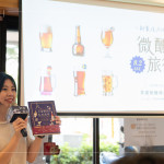 特別致贈《文豪們的私房酒單》作為心得分享的小禮，書中以幽默風(fēng)趣的插畫，透過各式酒類，描繪文豪們與酒的故事，輕鬆引導(dǎo)讀者閱讀。(禁止酒駕，未滿十八歲禁止飲酒)