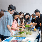 講師準(zhǔn)備各式植物與花卉供住戶挑選，透過層層擺放與細(xì)膩堆疊，創(chuàng)作出專屬的藍(lán)曬構(gòu)圖。