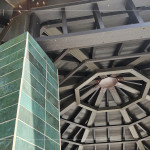 八角亭內(nèi)上方曾因歲月而斑駁，如今重新梳理歲月痕跡後，舊有的氣息也悄然浮現(xiàn)。