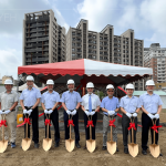 新業(yè)建設(shè)-名譽(yù)董事長 穆椿松(左四)、董事長 卓勝隆(右三) 偕同土地銀行-經(jīng)理 黃哲雄(右四)，與新業(yè)職人團(tuán)隊(duì)，一同為【大塊藏硯】揭開序幕。