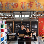 手拿自製綿密狀元糕，在第四市場的歷史招牌下，一起紀(jì)錄這場難忘的品味時光。