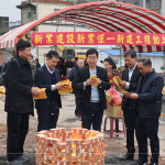 建築職人團(tuán)隊(duì)齊聚，心中滿懷期盼與感恩，將此份心意挾帶著一疊疊金紙，將此願(yuàn)直達(dá)天聽(tīng)。