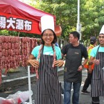 驚人的香腸瀑布，是否也頗有幾分裝置藝術(shù)的氣勢？在戴上獎牌之前，不妨從工作人員手中接過香腸串，擺個Pose留念吧！