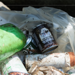 各式瓶罐、垃圾，深埋在林葉角落，帶給環(huán)境極大的負(fù)擔(dān)，透過(guò)淨(jìng)溪活動(dòng)為環(huán)境盡一份微薄心力!