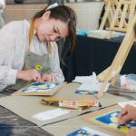 夏日綻放的煙火，飽和的亮色系，營造出煙火的絢爛與光輝，如同一閃一閃地閃爍在眼前。