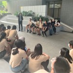 學(xué)員們圍坐於【新業(yè)宜家】庭院及石砌溜滑梯旁，聽建築師分享著種種規(guī)劃背後的考量，以建築而言，貼心的小細(xì)節(jié)將是引人注目的勝出關(guān)鍵。