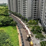 為了給新業(yè)家族與朋友一個難忘的夏日回憶，新業(yè)與【小蝸牛市集】合作，沿著保安十街人行道，將近60個攤位與餐車劃出一道彩虹般的微笑弧形。