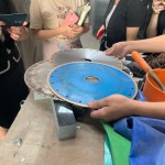 貌似黑膠唱片的「磨切片」，也是師傅做工時(shí)的好幫手！