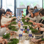 聖誕前夕，與新業(yè)家人午後相遇，綠意的松枝，素雅的乾燥花材，歡笑聲與聖誕歌聲交織，提前感受溫馨節(jié)日。