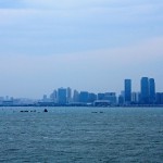 金門有許多小島，往來需乘船，儼然是一座海都。至金城鎮(zhèn)「水頭碼頭」搭船後，熟悉地理的夥伴遙指遠(yuǎn)方，大夥兒才發(fā)現(xiàn)原來廈門離我們?nèi)绱讼嘟?>
										<div   id=