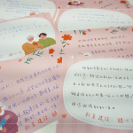 新業(yè)夥伴手寫(xiě)溫暖祝?？?，希望長(zhǎng)輩們?cè)谀旯?jié)期間，也能讀到這份手心的溫度。