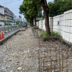 重新整頓的人行道，整平之後，綁上一座座街道家具的骨架，是提供行人可以有多一些歇息的空間。