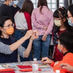 版畫藝術(shù)家細(xì)心的解說(shuō)各種雕刻刀的使用方法及注意事項(xiàng)，手應(yīng)該擺放的位置，每一步驟都非常講究，完成作品的同時(shí)更要注意安全！