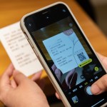 翻開小禮後，驚喜地發(fā)現(xiàn)一張問候小卡，也是一張真摯的邀請，透過品味食光、職人手作、藝文沙龍等活動，享受與「生活之美」交心的時刻。