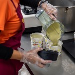 「半流質(zhì)飲食」是對於牙口不好的長者們，志工們需將當天的菜餚打成泥，讓長輩
 也能均衡的攝取每日所需的營養(yǎng)。 