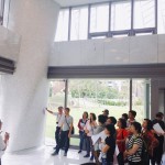 曲柱可說是【觀峰】的生命之樹，高達(dá)兩層樓的大柱子，每根柱子的曲線皆不同，也各自由鏡面牆完美貼合，自然而然幾無破綻，每一根柱體、每一面牆，各成一道獨(dú)特風(fēng)景。