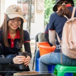 收到上一組的小苗盆後，用雙手微握黑軟盆，輕輕落放在磚塊上，敲5下，讓黑軟盆中的介質(zhì)土壤緊實(shí)。