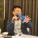 設(shè)計(jì)部吳志輝建築師以正反兩面立場(chǎng)，提出解決方案，與講師交流回饋。