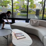 每每的選品，皆是透過設(shè)計(jì)師層層細(xì)膩選料及精準(zhǔn)眼光，挑出符合社區(qū)整體調(diào)性與質(zhì)感的各式軟裝。