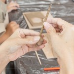 利用銅管將陶風(fēng)鈴物件穿洞，待高溫?zé)u後，使用麻繩將物件串起，串起一串手感陶風(fēng)鈴。