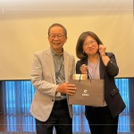 感謝陳慧如老師帶來紮實又豐富的課程內(nèi)容，由新業(yè)建設(shè)卓勝隆董事長致贈伴手禮品。