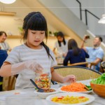 DIY動手製作沙拉罐，挑選喜愛食材，加入適合自己的調(diào)味，為品味食光帶來更有溫度的體驗(yàn)感。