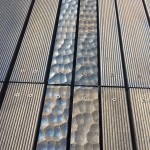 由師傅純手工一敲一鑿打造，特殊紋路的戶外花園區(qū)地板，日光下反射出不同層次的木頭質(zhì)感。