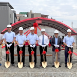 新業(yè)建設(shè) 穆椿松 名譽董事長(左四)、卓勝隆 董事長(右三) 偕同土地銀行經(jīng)理 黃哲雄(右四)，與新業(yè)職人團隊，於5/16吉日一同為【微丘森鄰】揭開序幕。