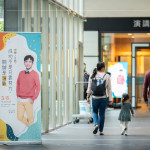 新業(yè)名人講堂邀請(qǐng)來(lái)自各領(lǐng)域的職人，分享各自的精采故事，跟著他們的腳步穿梭在多樣色彩的旅程中。