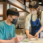 老師細(xì)心解說雕刻刀的使用技巧與注意事項，從握刀的姿勢到雕刻的角度，為光影帶來不同的風(fēng)情與變化。