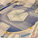 課程中透過(guò)『思考圖』，引導(dǎo)小組分析圖卡上的主題問(wèn)題，藉由其他案例分析，進(jìn)而探討『品牌認(rèn)知度』與『品牌辨識(shí)度』。