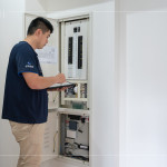 電器開關(guān)箱說明各室空間與設(shè)備，並提供水電線路配置圖，特別在廚房與客廳設(shè)置「不斷電系統(tǒng)」的紅色插座，即使遇到突發(fā)停電，也能持續(xù)供電。