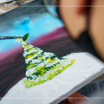 畫筆下恣意揮灑的聖誕樹，翠綠的松葉上佈滿層層的白雪，在夜空的照映下，更顯樹梢上溫暖的希冀。