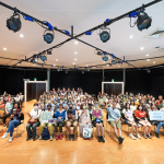 留心日常畫面，以一貫真誠的目光，用攝影作出回應(yīng)。藉由拍照，交換了拍攝者與被攝者之間的互相信任，以及人們回頭凝視土地的視線。