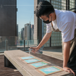 噴上定畫液，定色與保護(hù)，形成一層透明保護(hù)膜，讓畫作保持原有的色彩和質(zhì)感，以防髒污或損壞，亦可延緩色彩褪色且防水。