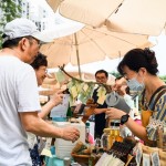 新業(yè)卓勝隆董事長(左一)也偕同妻子前來盛夏市集Fun一下，充滿檸檬餘韻觸動味蕾的風味，是健康又消暑的飲品推薦款！