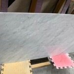 待石材半成品出爐後，更需要經(jīng)過嚴(yán)格的人工檢驗(yàn)，例如磨邊圓弧度及平整光滑度，通過職人的審視才能過關(guān)！