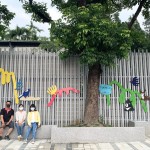 築起一座座小小的山丘，承載著各類小動物們，將一面泥灰的牆面賦予繽紛的生命力，並傳達(dá)『生命關(guān)懷、愛物惜物』的感恩之心給所有孩子們。(圖中間為藝術(shù)家張婷雅)