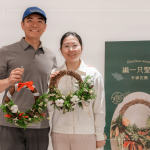 在花草香之間，感受放慢心緒的節(jié)奏，將花圈掛至家中門前，一份門前的問候，為冬日增添另一份美好。