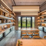 有舒心的中庭森林環(huán)繞，咫尺之間盡享書香與綠意，不僅適合一個人恣意閱讀，圖書室也是鄰里友善話家常的空間。