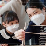 家長(zhǎng)們帶著孩子，細(xì)心解說燈籠組裝的細(xì)節(jié)，從抽象的想像慢慢進(jìn)展為具體的藝術(shù)
作品。