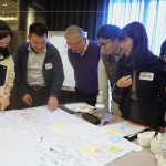 小組互相輪流觀摩討論，意外發(fā)現(xiàn)別組團(tuán)隊(duì)的分析與創(chuàng)意思考，激發(fā)更多可行的解決方案。(圖左三為新業(yè)建設(shè)創(chuàng)辦人-穆椿松 先生)