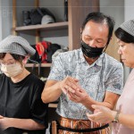 用虎口按壓，精準(zhǔn)的包覆甜蜜麥芽內(nèi)餡，透過執(zhí)行長的細(xì)心教學(xué)，一顆顆手作太陽餅即將熱騰騰出爐囉!